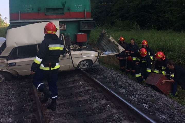 Поезд из Киева сбил ВАЗ: четыре человека погибли 
