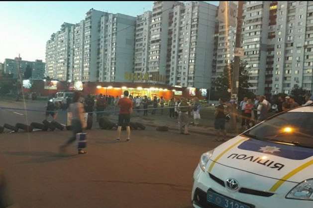 Близько сотні киян перекрили рух по вулиці Ревуцького через будівництво АЗС