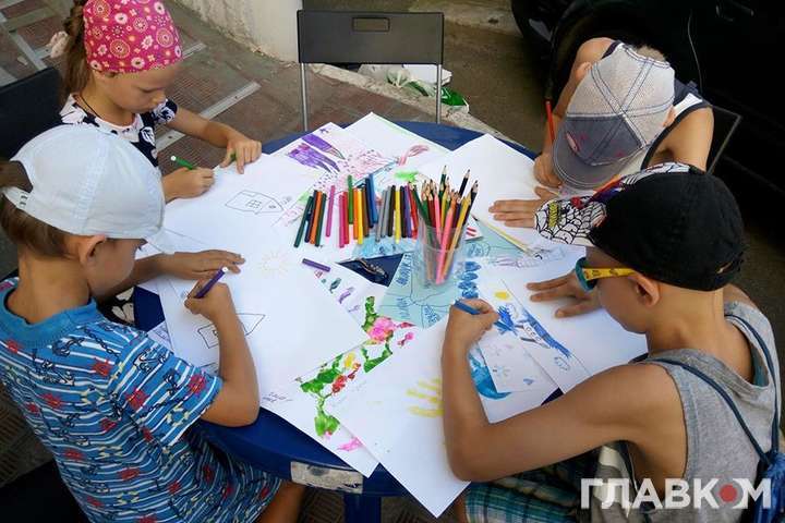 У Києві на Позняках пройшла акція «Дитячий малюнок для бійців АТО»