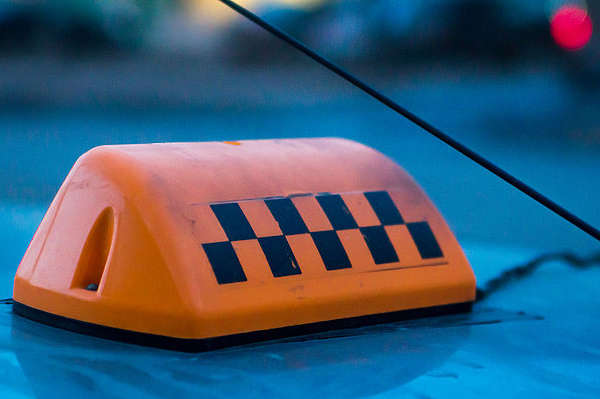 У Києві пасажир викрав таксі, поки водій відкривав багажник