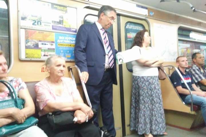 Посол Канади в Україні їздить на роботу на метро. Фотофакт