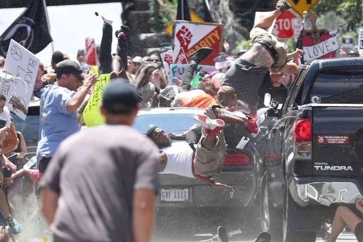 У США автомобіль влетів у натовп протестувальників, є постраждалі