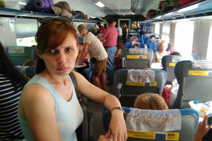 «Укрзалізниця» пояснила, чому пасажири поїзда Одеса – Київ були змушені їхати стоячи