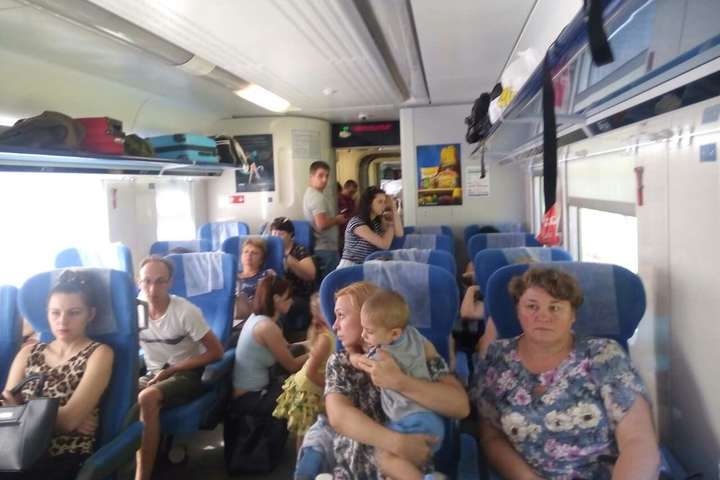 «Укрзалізниця» роздає компенсацію «стоячим» пасажирам потягу Одеса - Київ