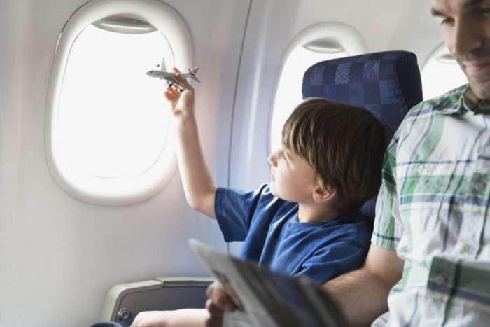 З жовтня діти від 5 років зможуть подорожувати літаком без батьків