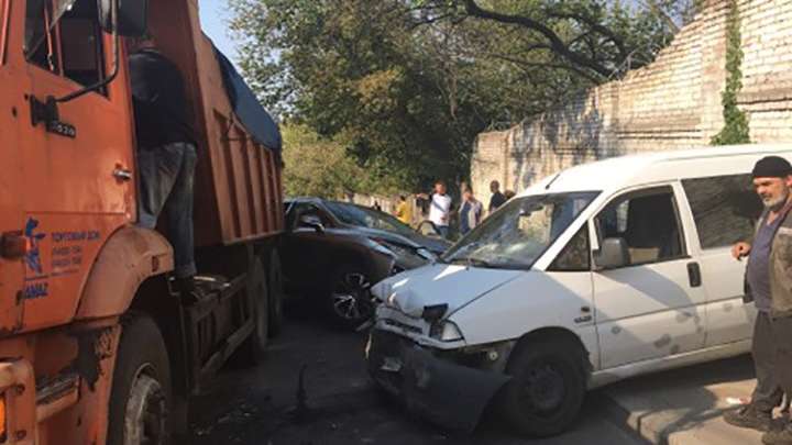 Масштабна ДТП в Києві: КамАЗ без водія протаранив три авто