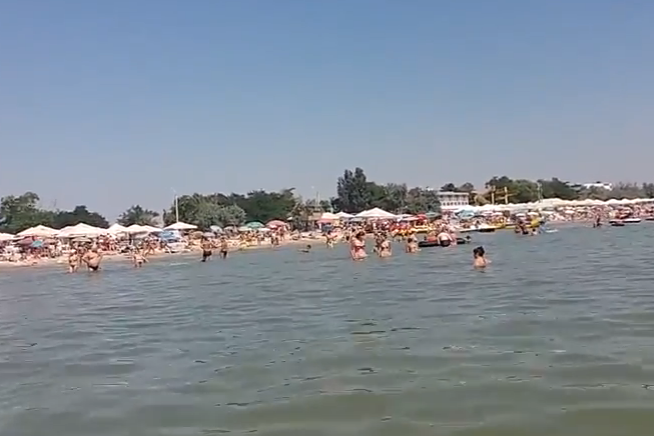 «Вы там держитесь»: одессит на пляже записал обращение к крымчанам