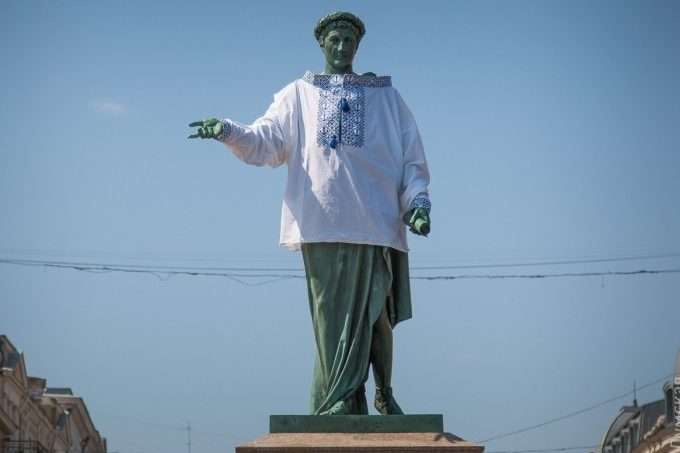 Пам’ятник Дюка одягнули у вишиванку: опубліковано фото