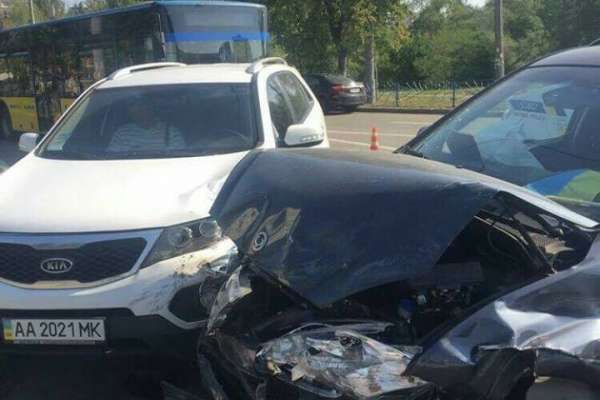 Водій автомобіля, який тікав від поліції в Києві, спричинив масову ДТП