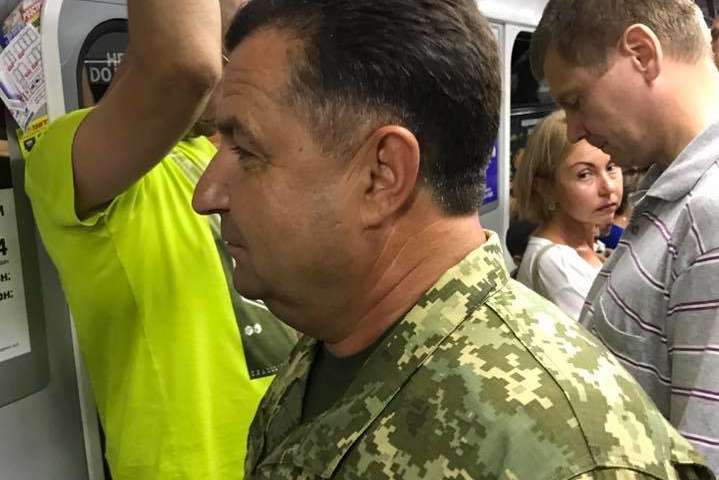 Министр Полторак из-за пробок ехал в метро 