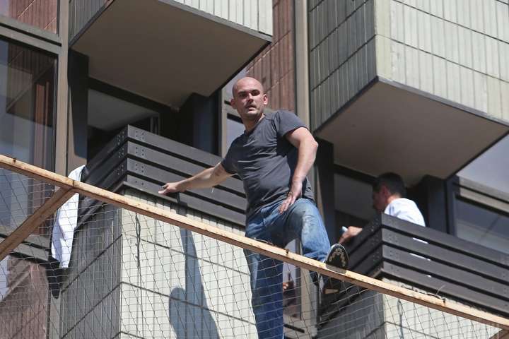 Стали відомі подробиці про чоловіка, який погрожує стрибнути з готелю у центрі Києва 