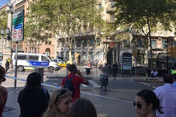 Вантажівка протаранила натовп людей у Барселоні