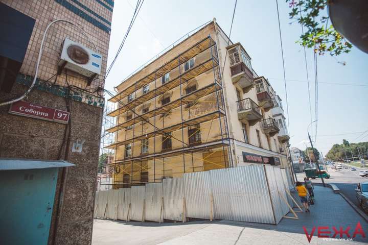 Нове обличчя Соборної: у центрі Вінниці почали реставрацію фасаду ще одного будинку