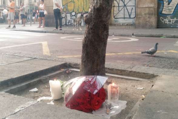 Жалоба у Барселоні: жителі міста зносять квіти на місце трагедії