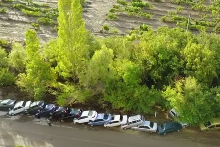 В окупованому Криму потоком води і бруду знесло декілька десятків автівок: відео
