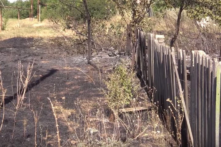 На Донеччині бойовики умисне підпалили ліс, постраждали будинки мирних мешканців