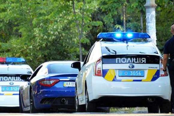 У Києві в автомобілі знайшли труп жінки