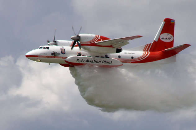 На Житомирщині загорілося 60 гектарів лісу – рятувальники залучили літак і вертоліт