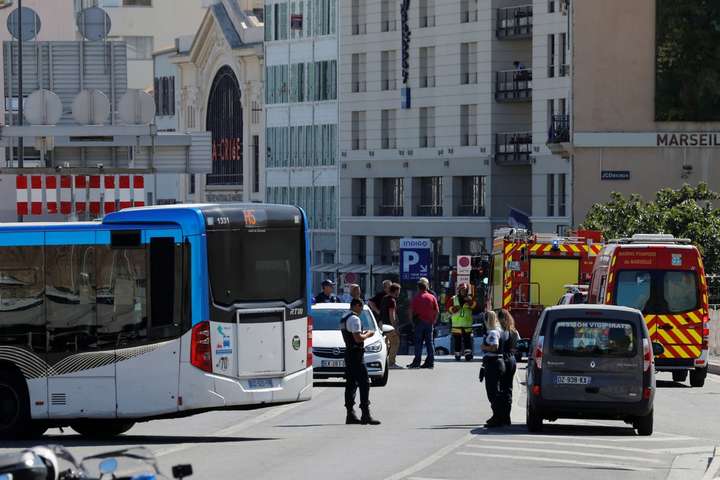 У Марселі авто протаранило дві автобусні зупинки, є жертви (оновлено)
