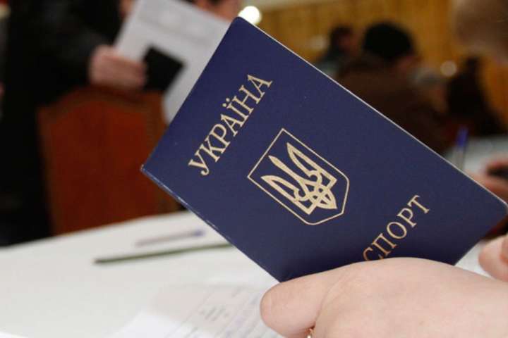 Дві третини українців пишаються своїм громадянством - опитування