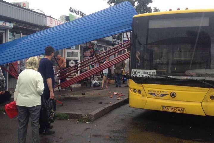 У Києві автобус врізався в зупинку