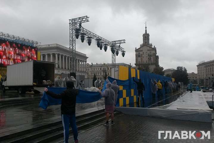 У Києві під дощем триває підготовка до параду