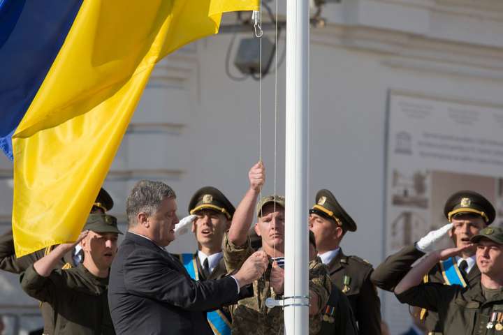День украинского флага: Порошенко сделал патриотическое заявление