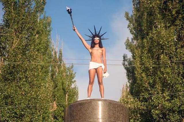 Замість пам'ятника Леніну у центрі Києва з'явилася оголена дівчина (відео)