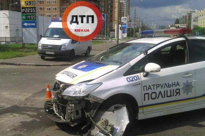 У Києві автомобіль поліції відбив причіп Мазді