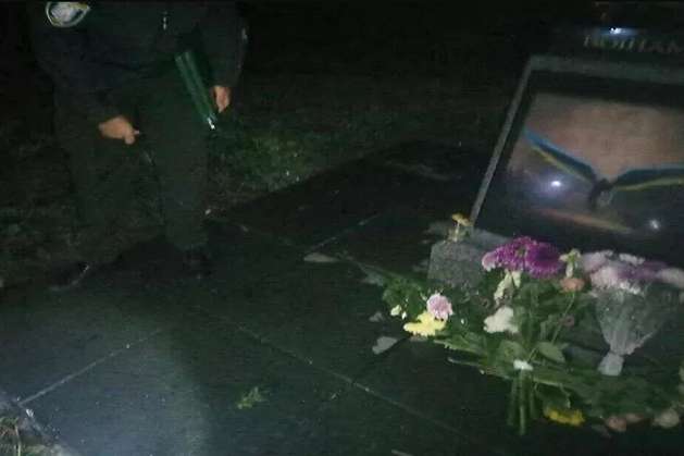Вандали намагалися підірвати пам’ятник героям АТО у Києві, який того ж дня облили фарбою