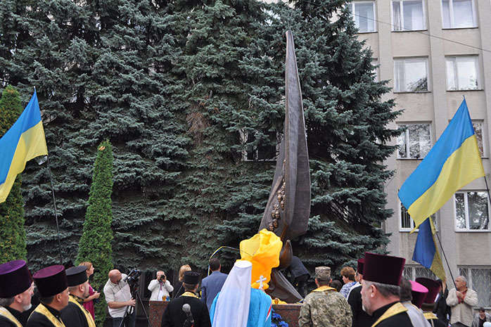 У Хмельницькому відкрили пам’ятник героям Небесної сотні за 4,3 млн грн