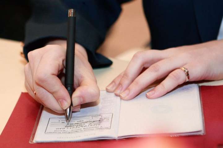 Уряд до жовтня підготує зміни щодо реєстрації росіян