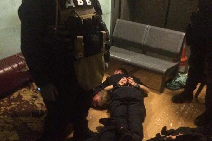 У столиці затримали групу поліцейських, які били і грабували людей на вокзалі