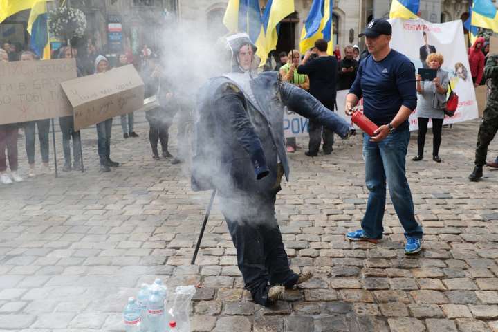 Активісти у Львові підпалили опудало Саакашвілі