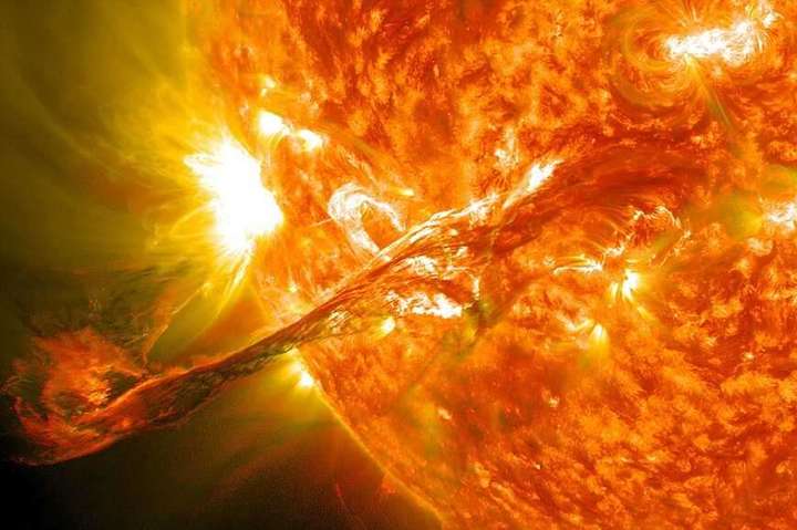 Після потужного спалаху на Сонці до Землі мчить величезна маса небезпечної енергії 