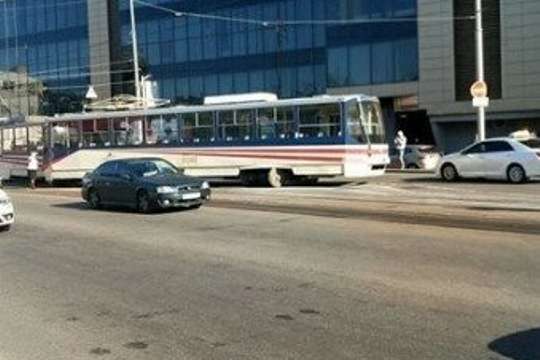 У центрі столиці зійшов з рейок швидкісний трамвай (фото)