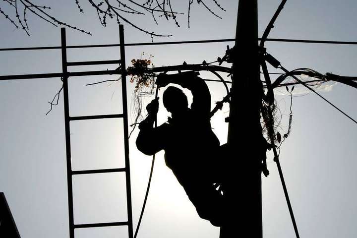 Луганщина залишилась без світла через пошкодження лінії електропередачі 