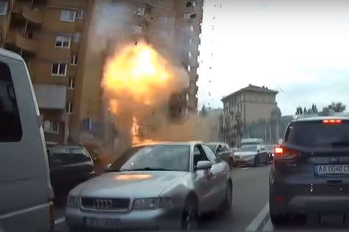 Відеореєстратор зафіксував момент вибуху автомобіля на Бесарабці