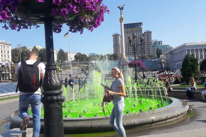 На Майдані Незалежності у Києві позеленіла вода у фонтанах (фото)
