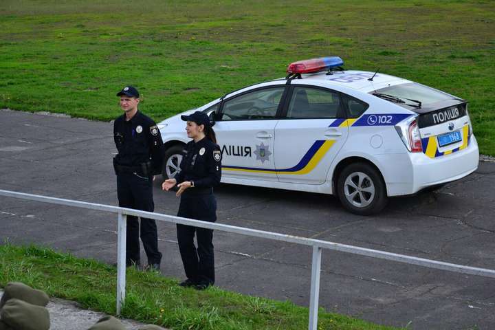 Поліція шукає «підозрілий предмет» у бізнес-центрі біля КПП «Краковець»