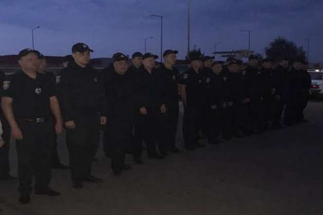 Поліція заступила на нічне патрулювання біля пункту пропуску, де очікують Саакашвілі