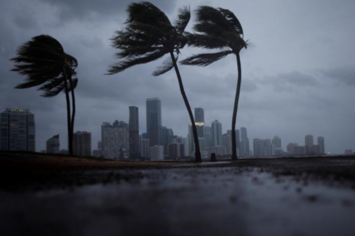 Руйнівний ураган «Ірма» наближаться до Флориди (фото, відео)