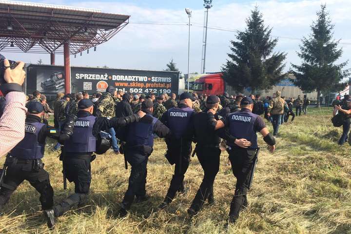 Біля «Краковця» поліція затримала групу невідомих у камуфляжі