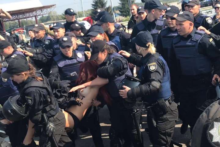 В очікуванні Саакашвілі: поліцейські зловили на кордоні оголену активістку «Фемен» (фото)