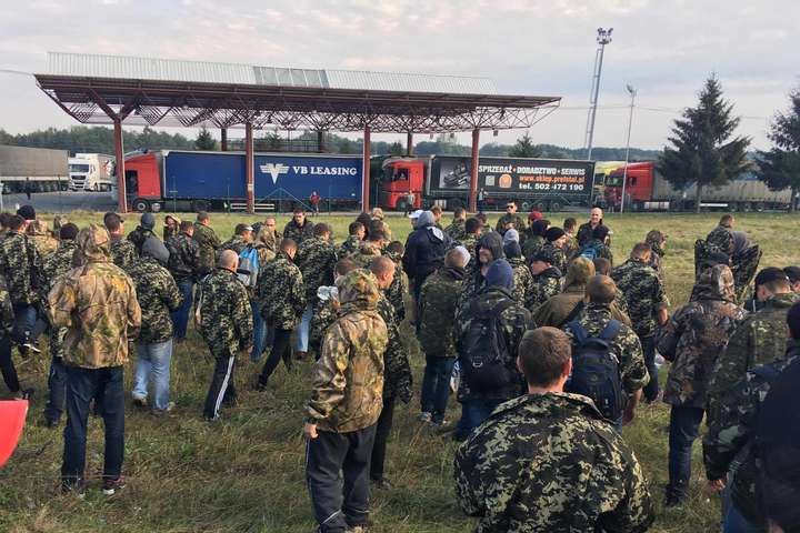 Поліція відправила подалі від «Краковця» затриману групу невідомих у камуфляжі