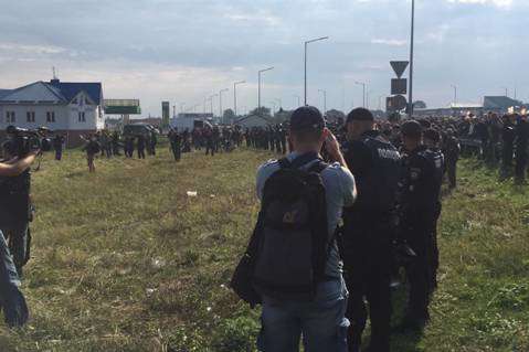 Біля «Краковця» поліція затримала понад 100 осіб із газовими балончиками і зброєю