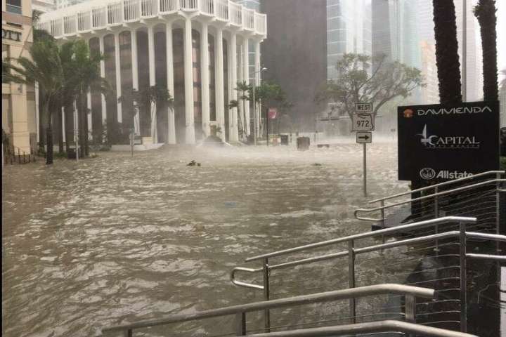 Ураган Ірма вирує у США: частину Маямі затопило