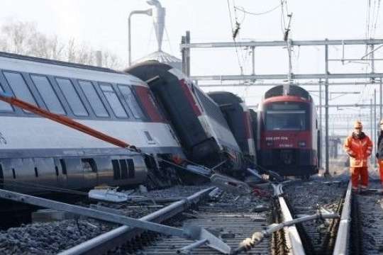 У Швейцарії зіткнулися потяги: постраждало 27 осіб 