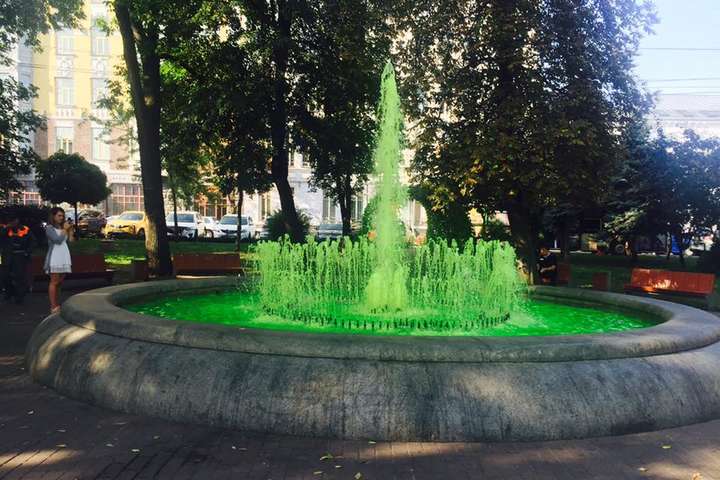 На Подолі позеленіли фонтани (фото, відео)