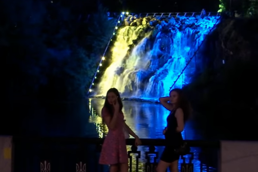В Днепре водопад стал патриотичным: яркое видео 